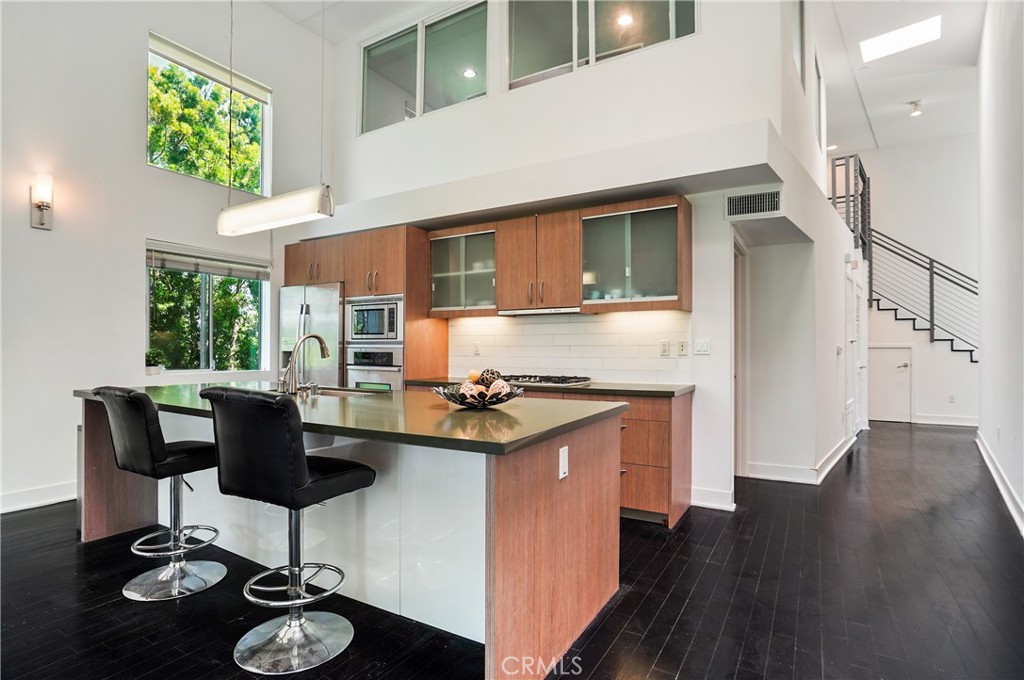 12837 Moorpark Street 405