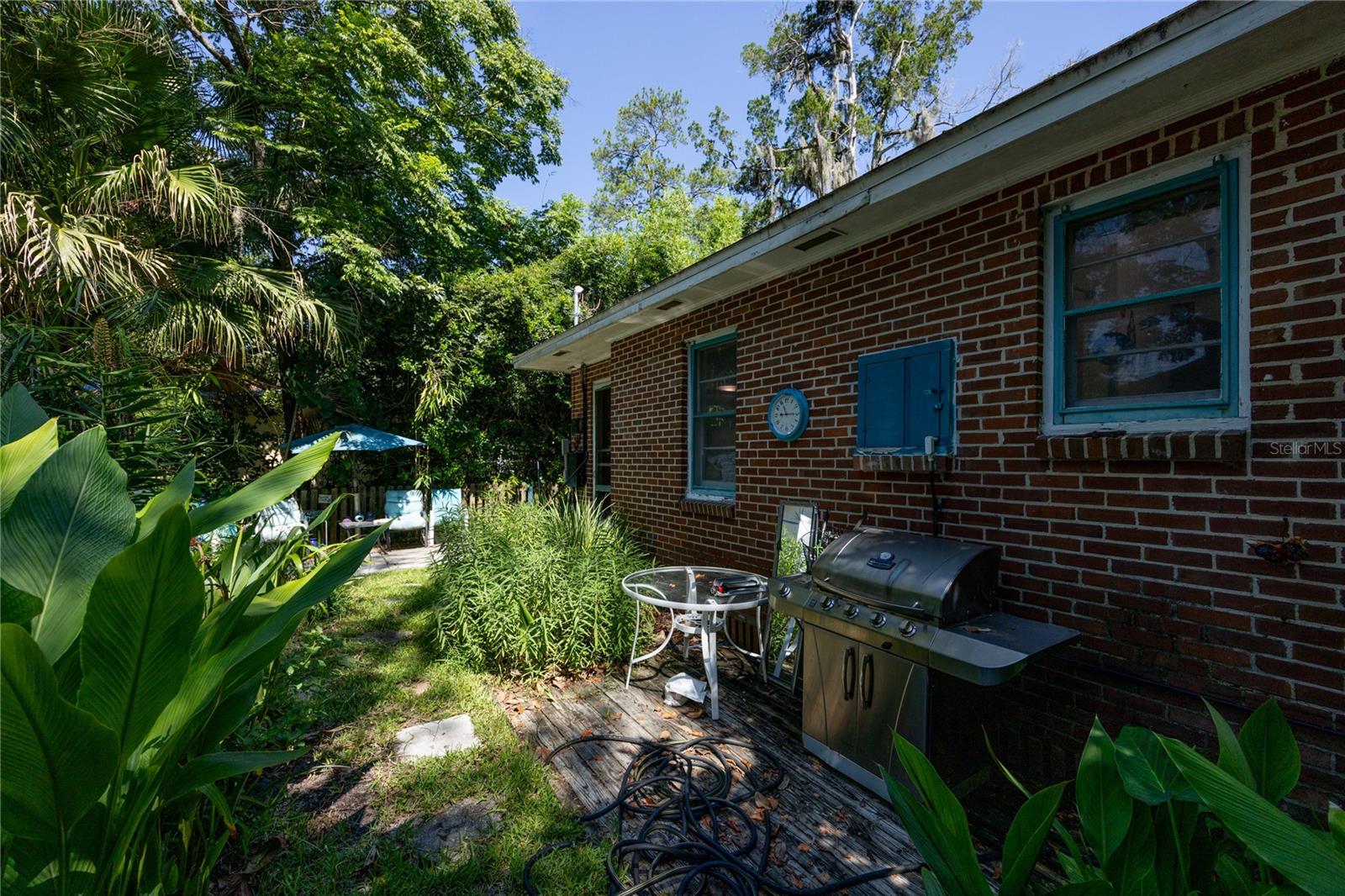 611 NE 10TH PL