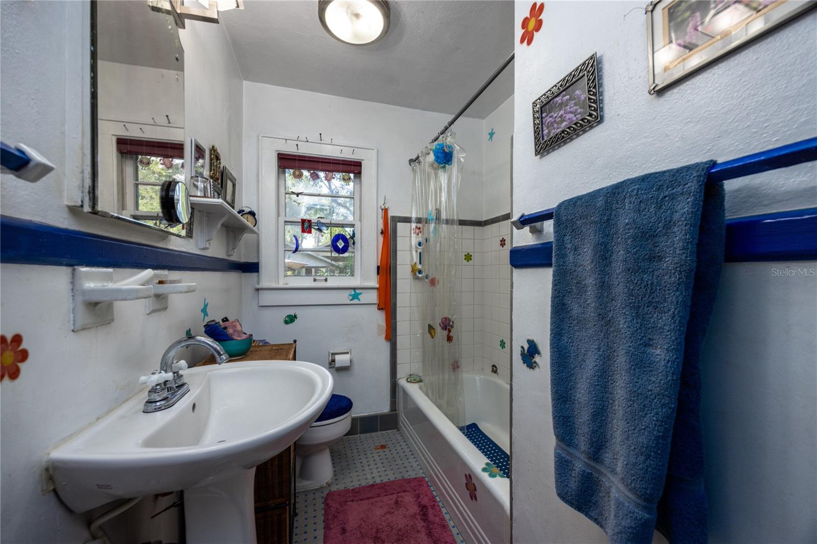 611 NE 10TH PL