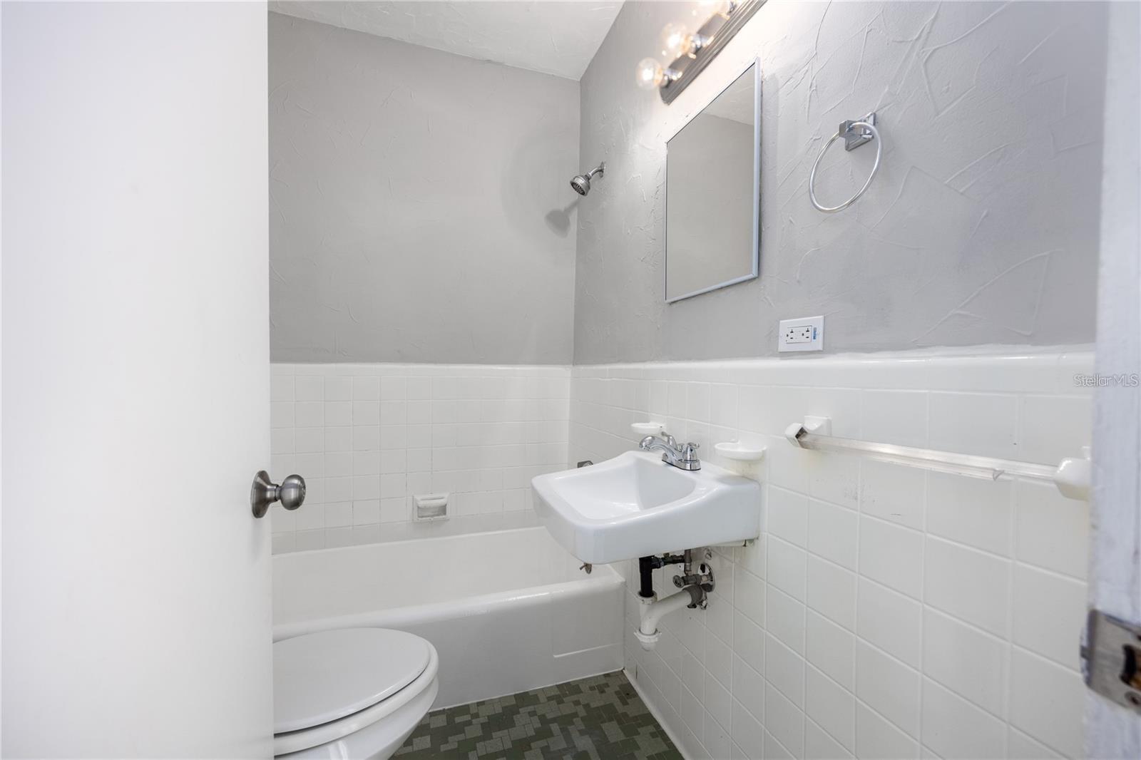 319 NW 16TH AVE