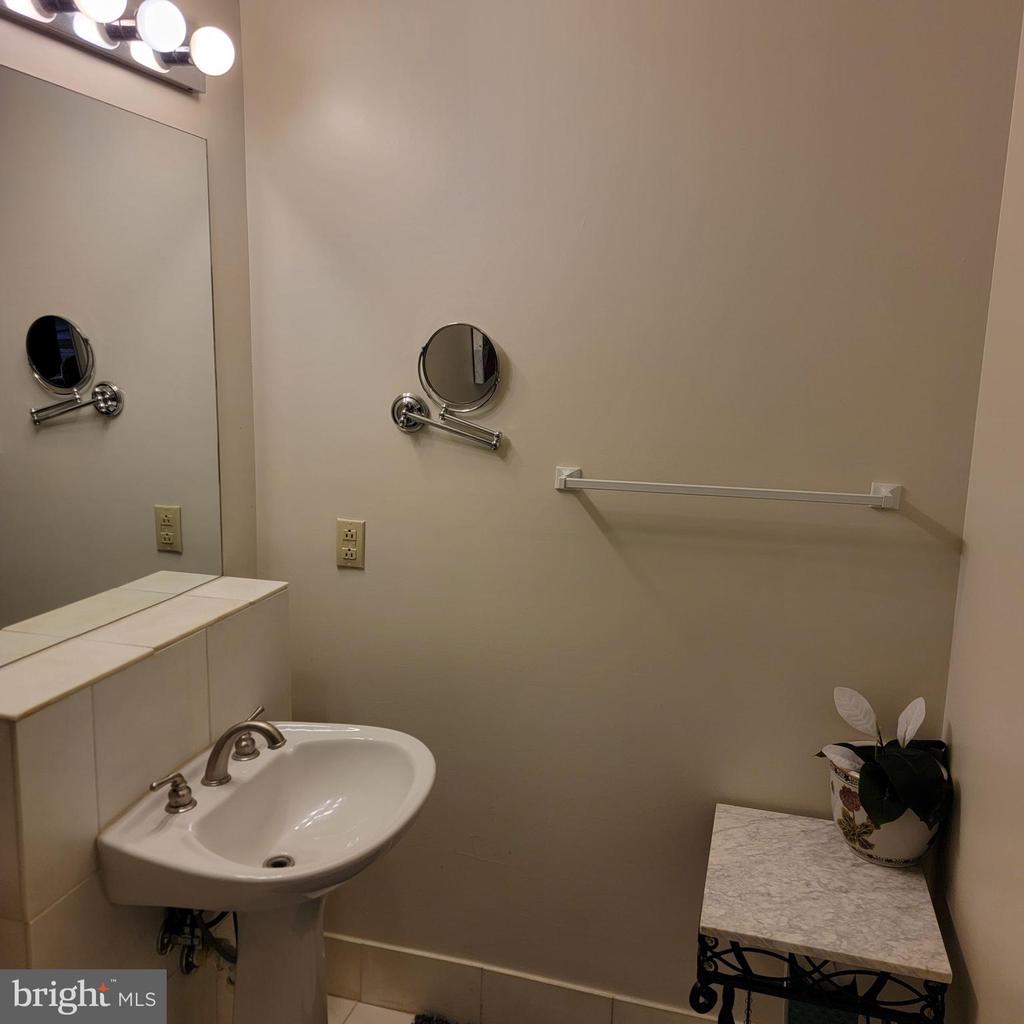 1211 S EADS ST #406