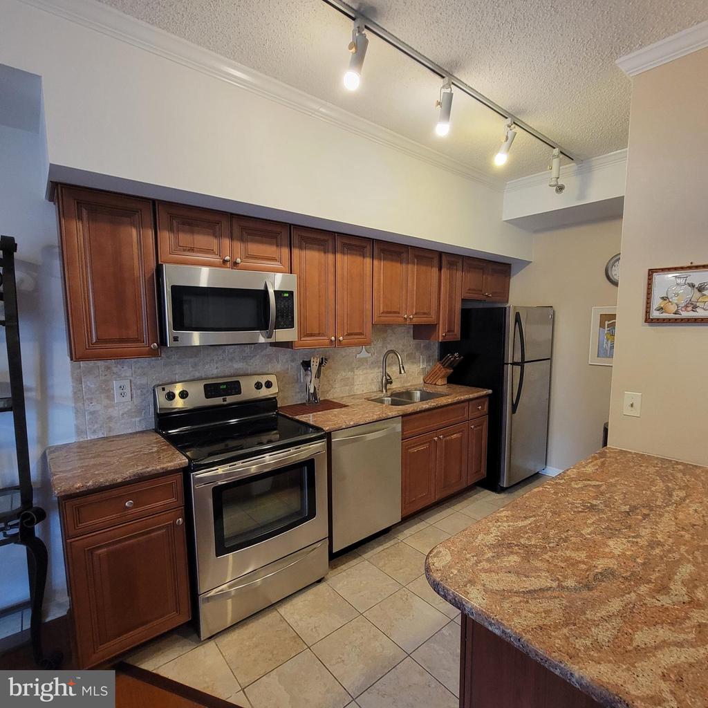1211 S EADS ST #406