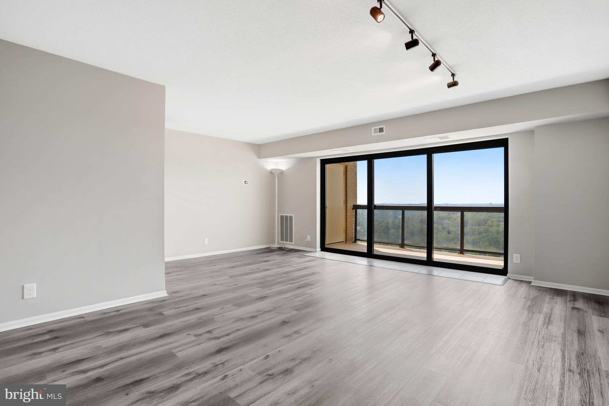 307 Yoakum Pkwy #1802