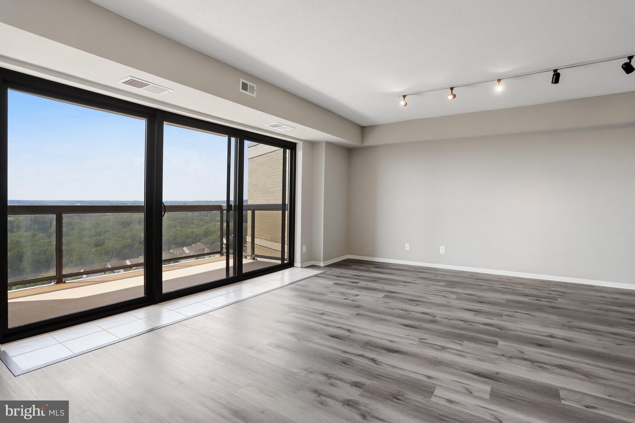 307 Yoakum Pkwy #1802