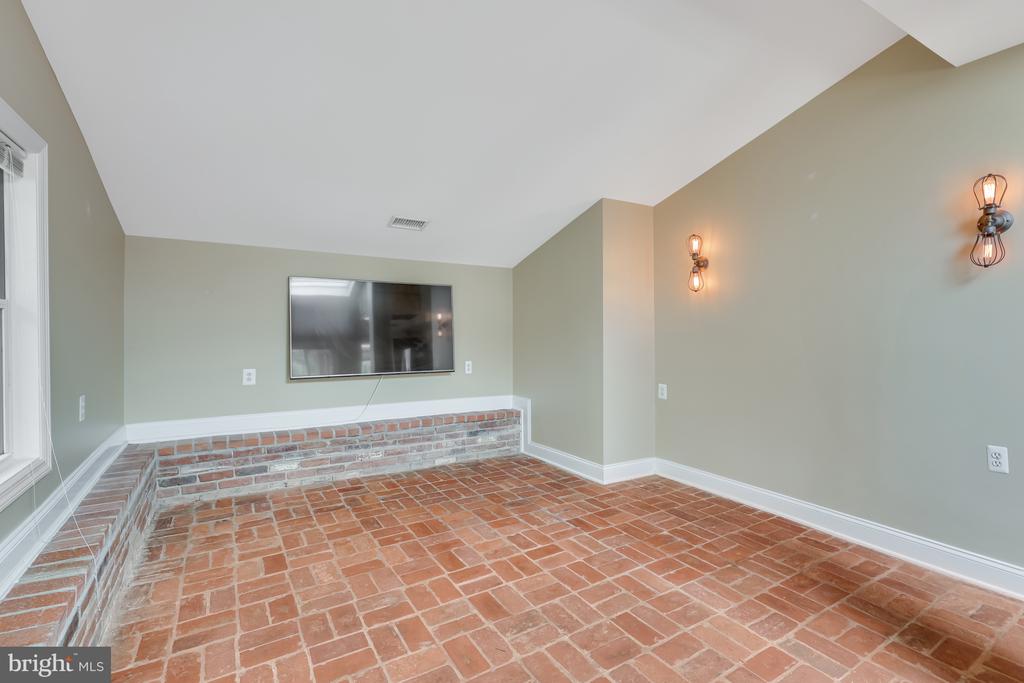 1036 LEIGH MILL RD
