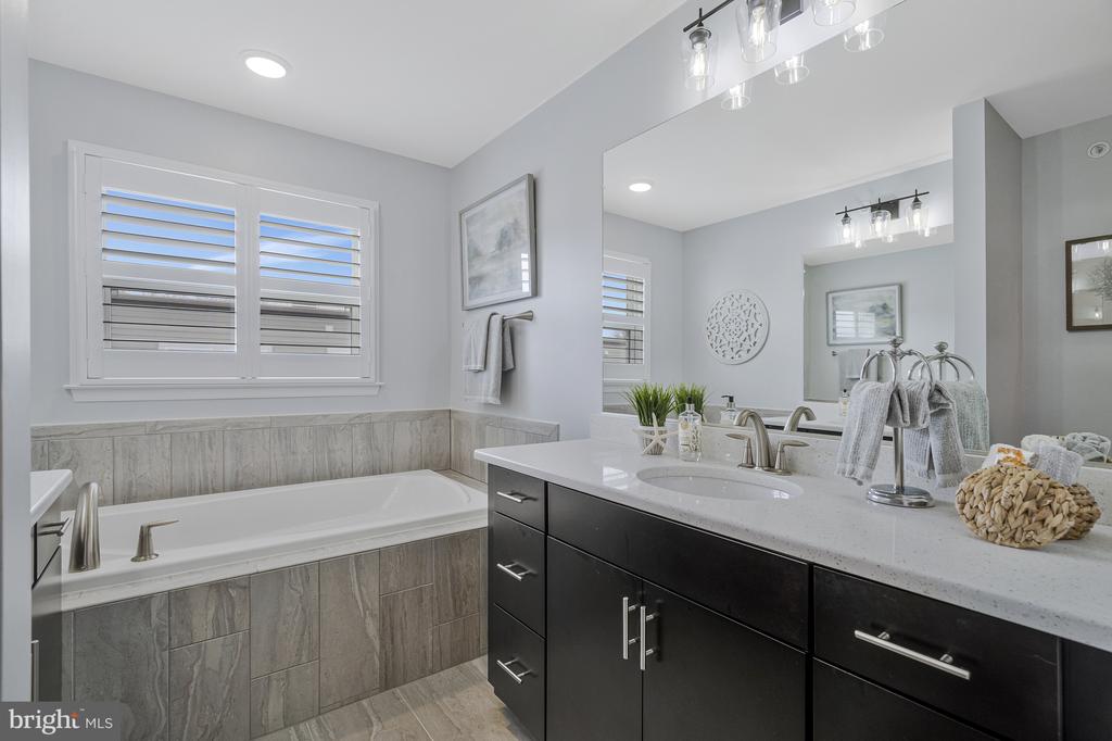 4836 Garden View Ln