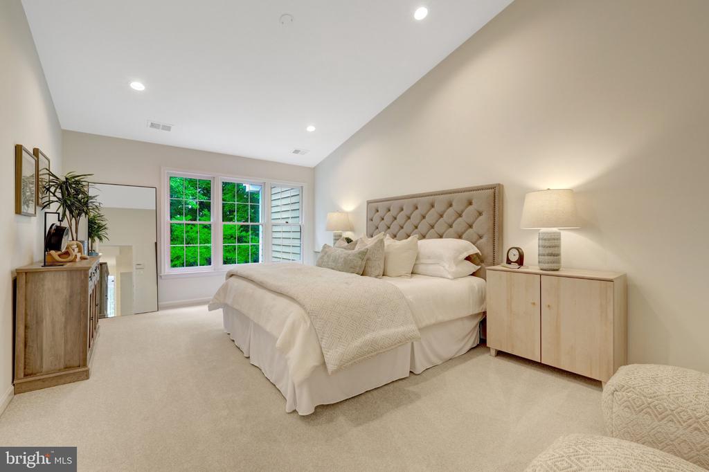 1258 WOODBROOK COURT
