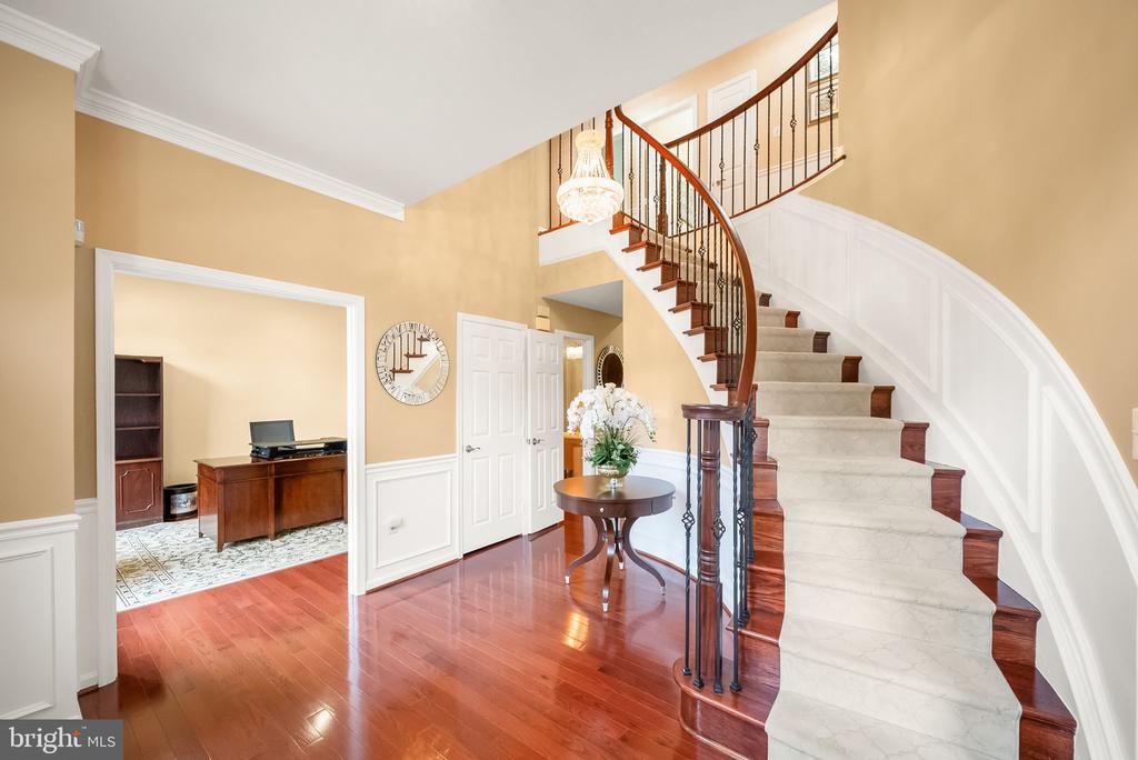5667 LONESOME DOVE COURT