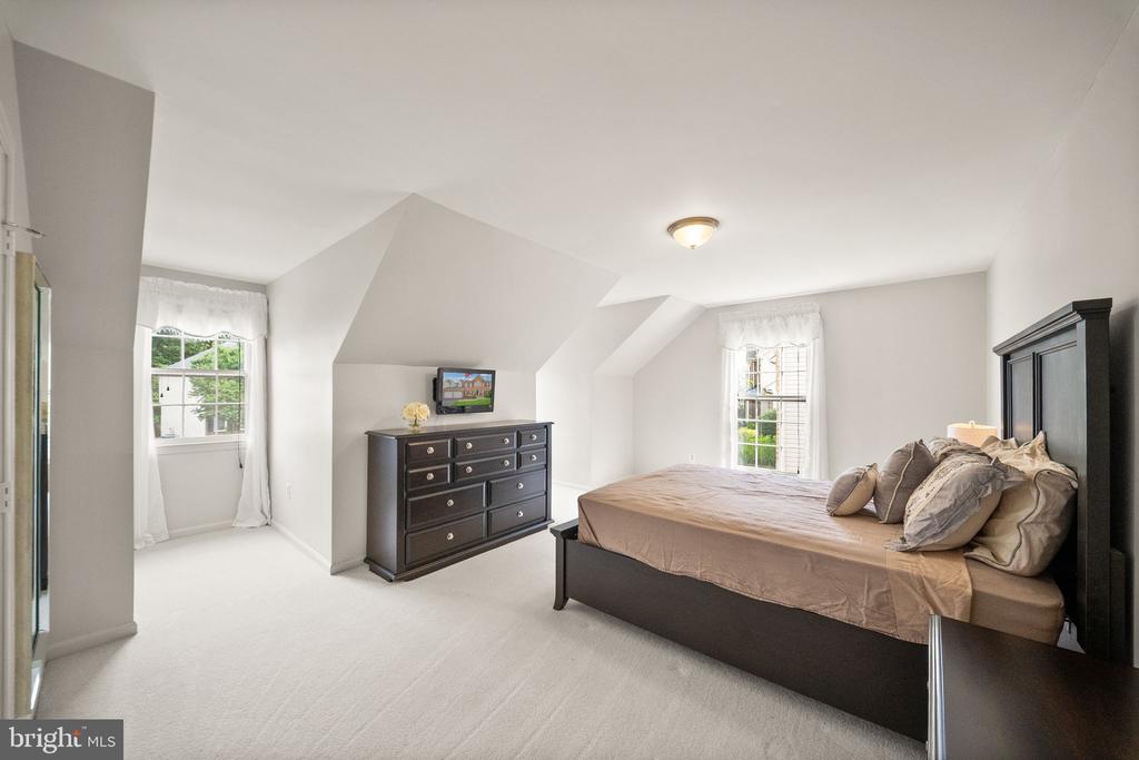 5667 LONESOME DOVE COURT