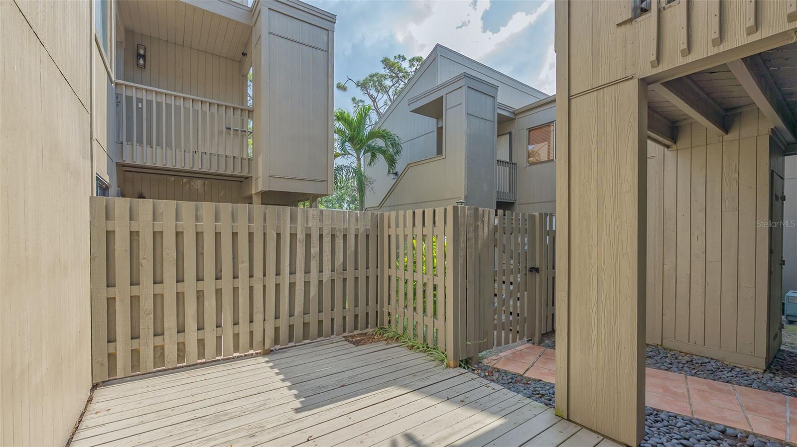 107 WOODLAND PL #107