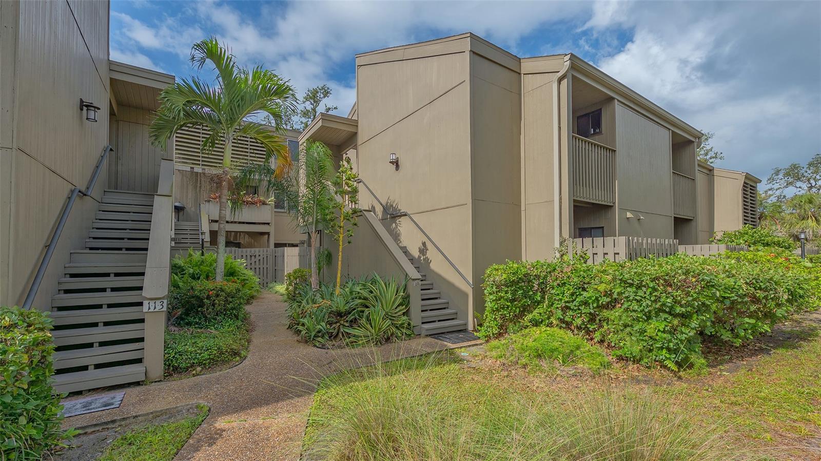 107 WOODLAND PL #107