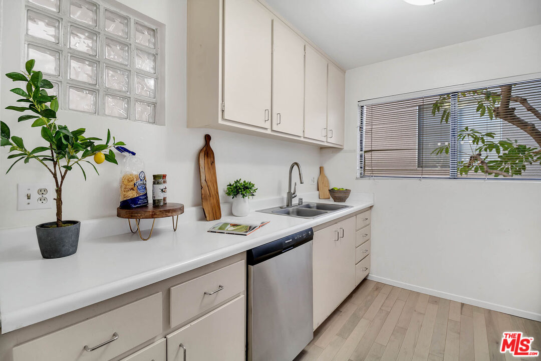 11650 Mayfield Ave Unit: 7