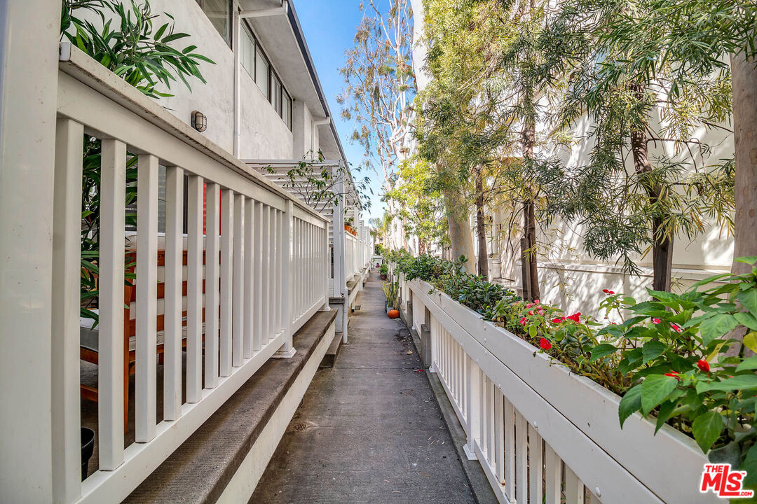 11650 Mayfield Ave Unit: 7
