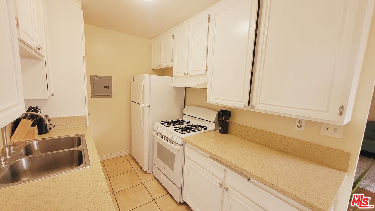 818 7th St Unit: 1