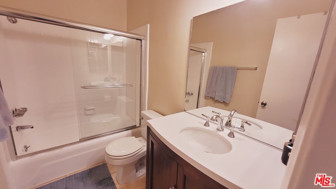 818 7th St Unit: 1