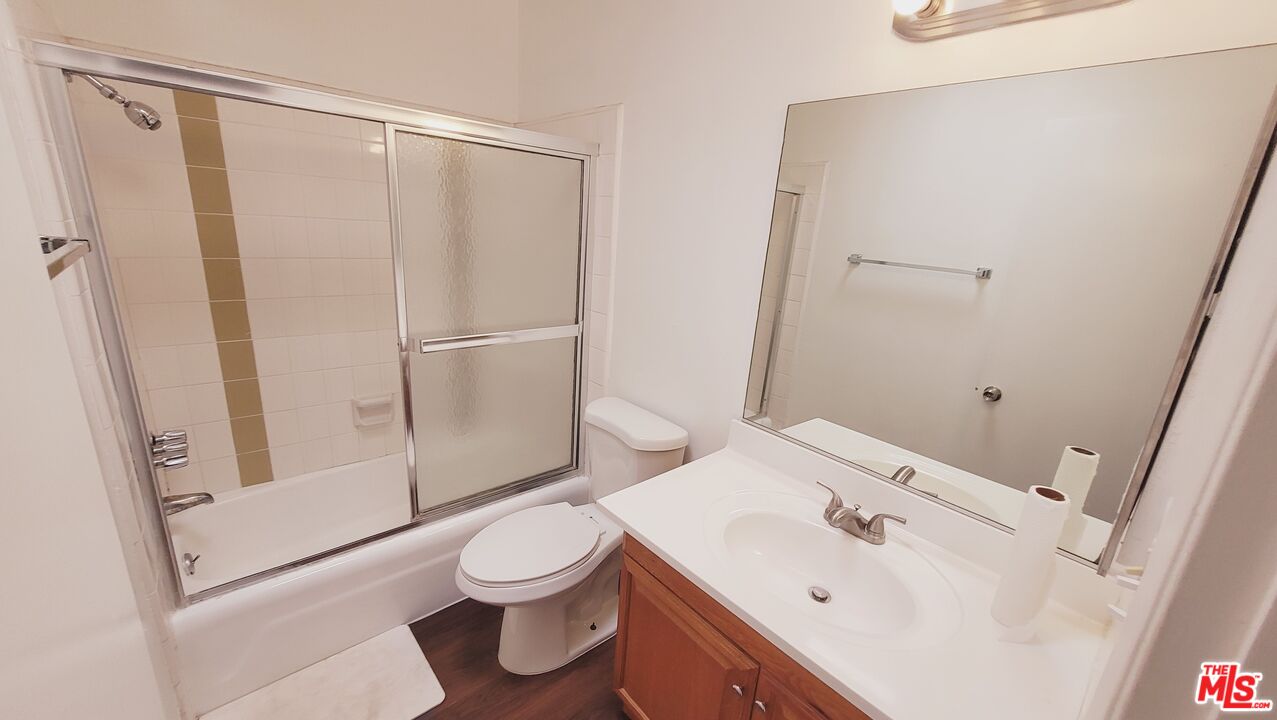 818 7th St Unit: 8