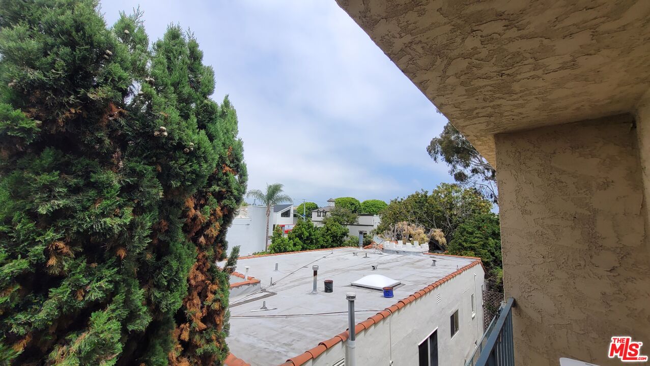 818 7th St Unit: 8