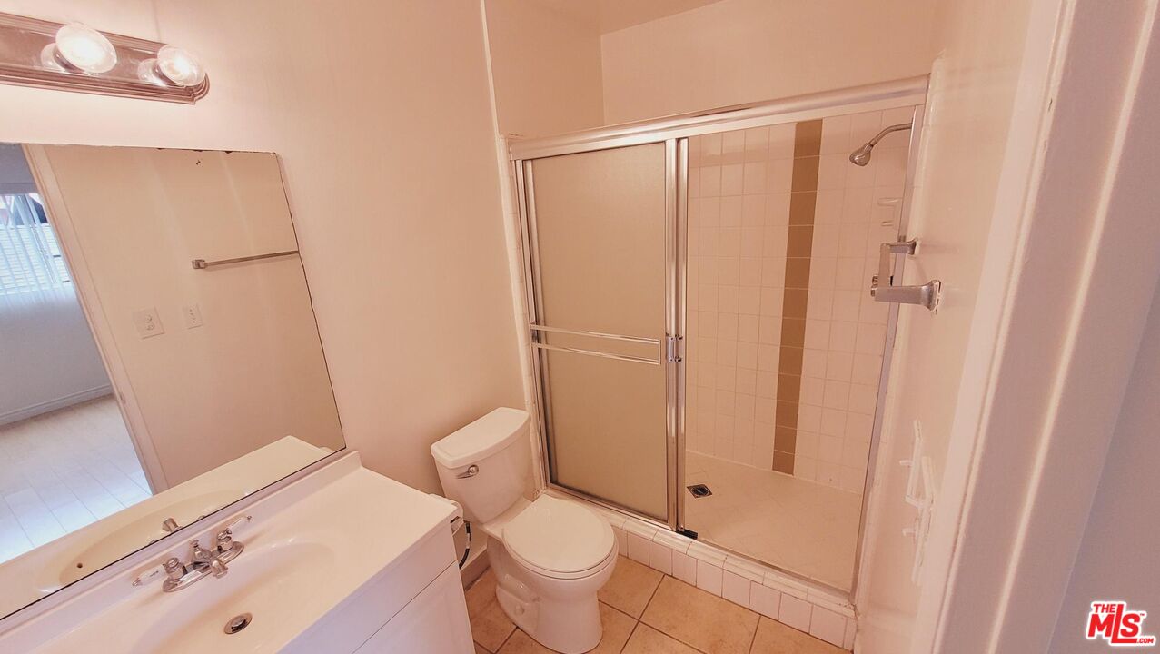 818 7th St Unit: 4