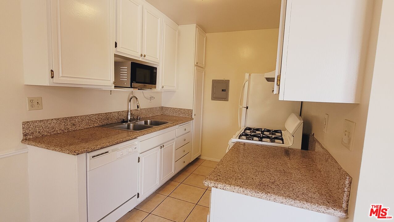 818 7th St Unit: 9