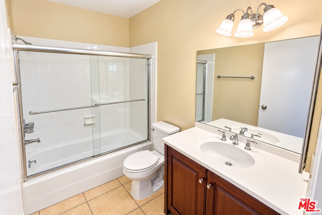 818 7th St Unit: 1