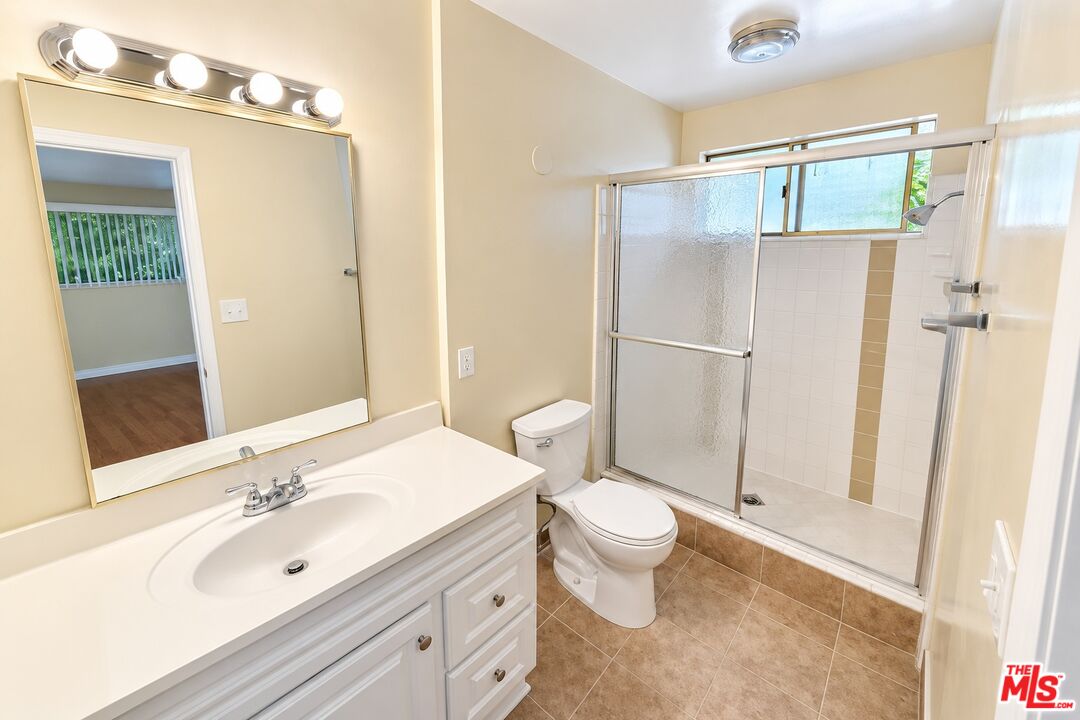 818 7th St Unit: 1