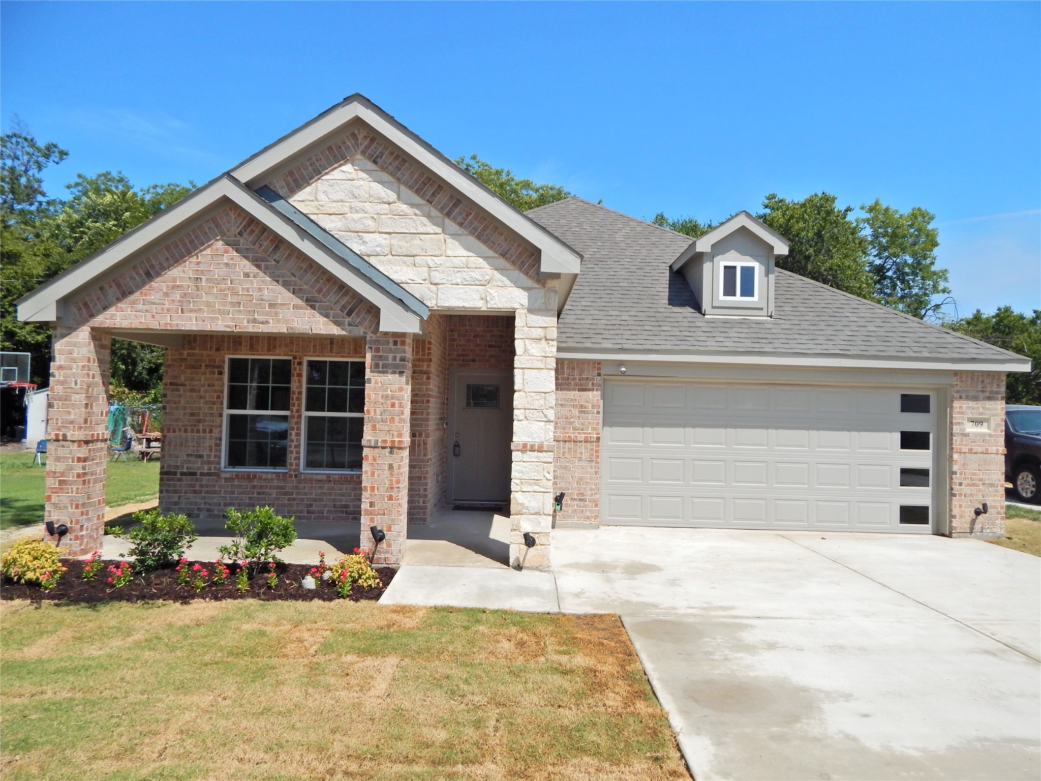 709 S Medora