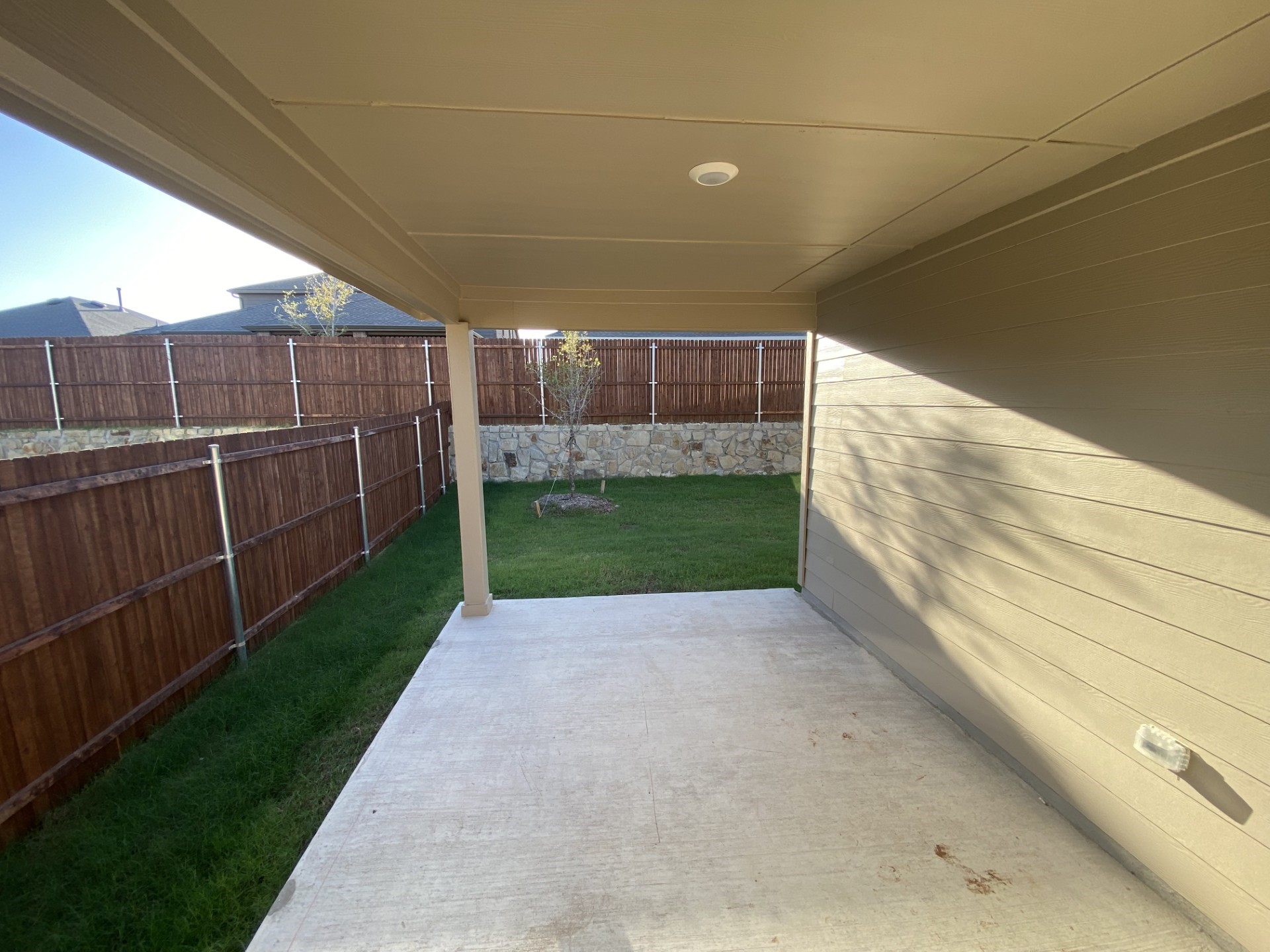 7405 Mayplace