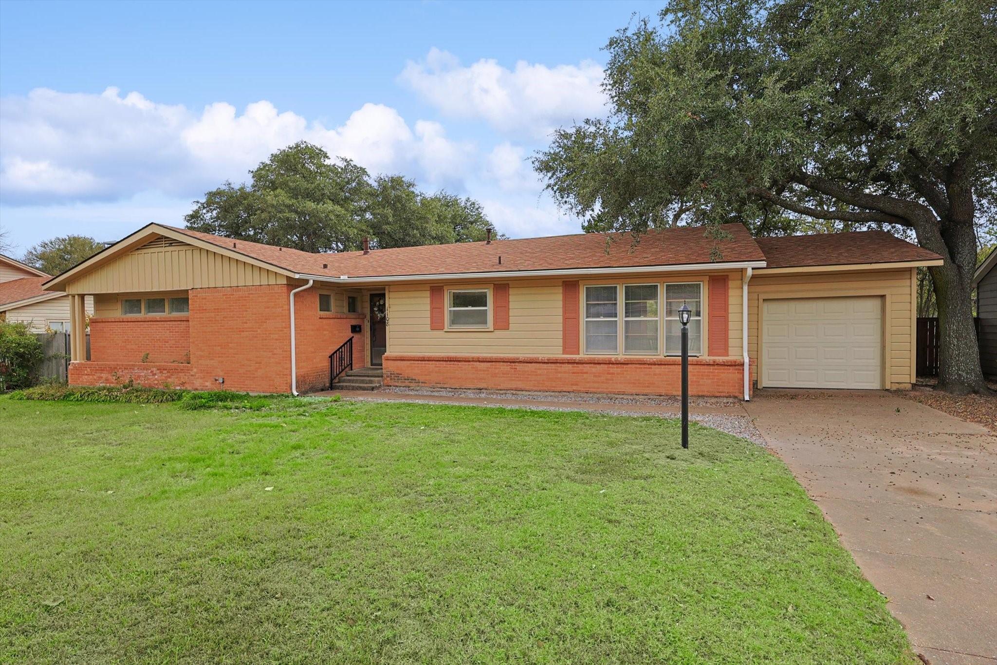 1108 W Brockett Street