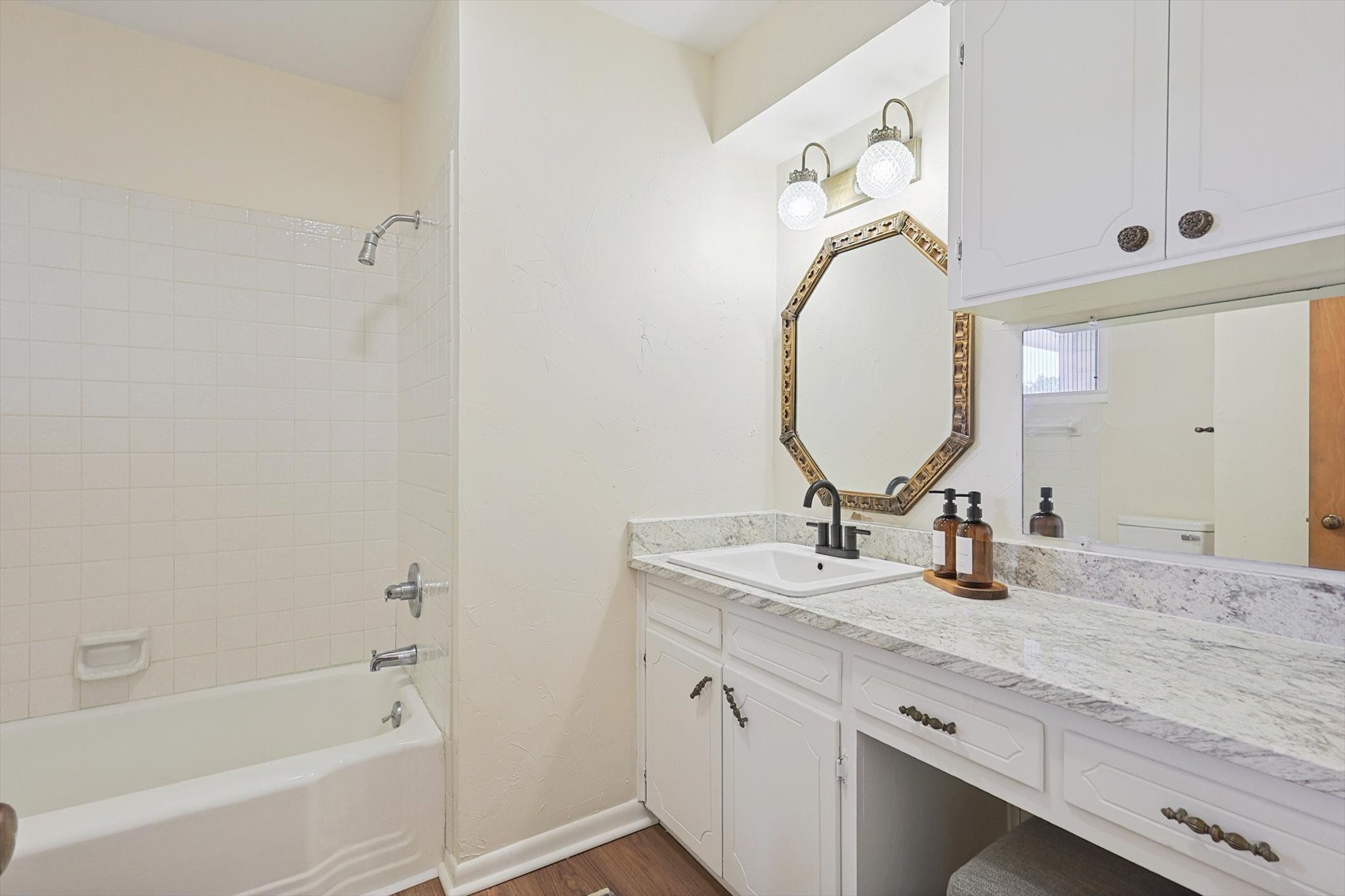 1108 W Brockett Street