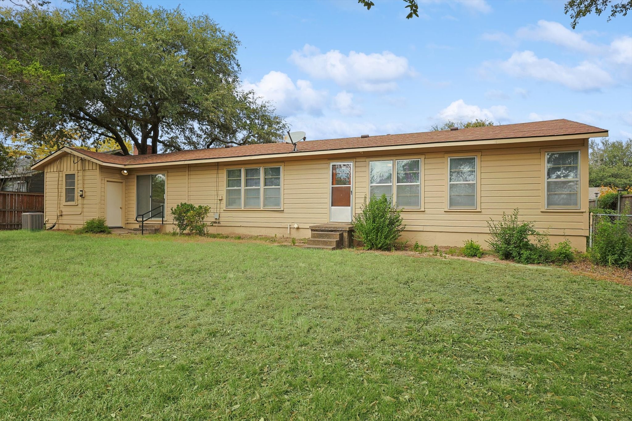 1108 W Brockett Street