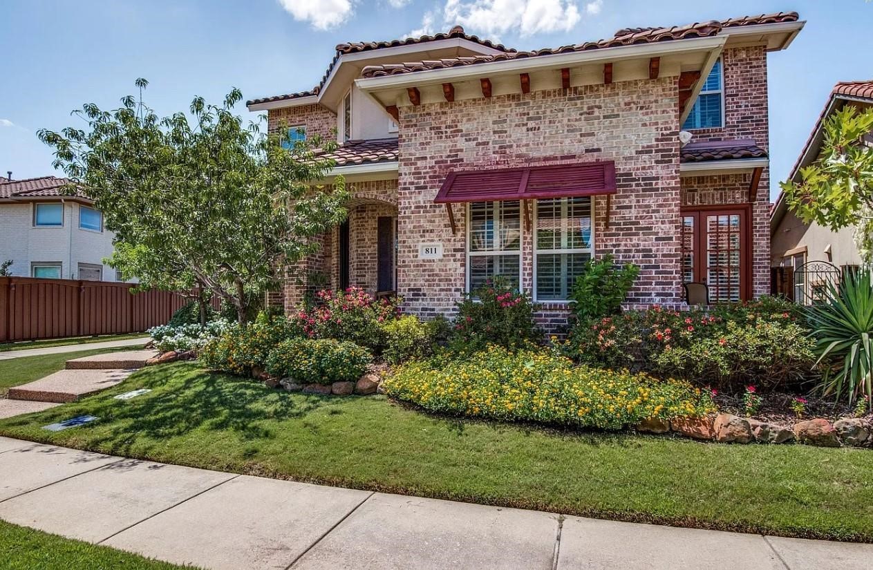 811 Redondo