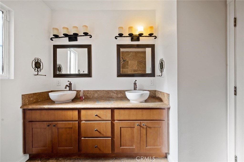 13510 Kittridge Street