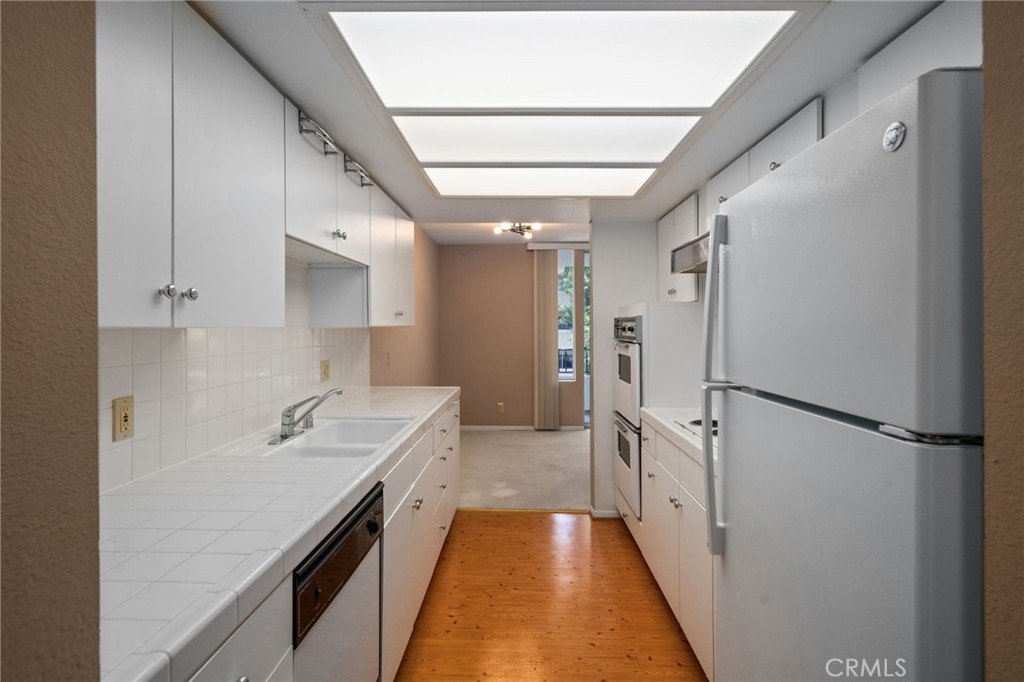 4637 Willis Avenue 201