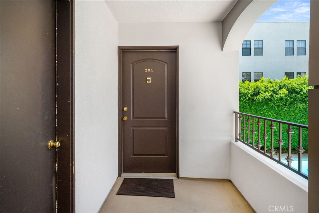 4637 Willis Avenue 201