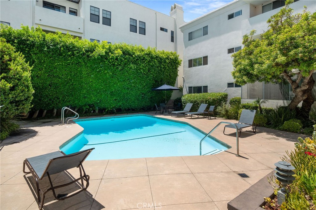 4637 Willis Avenue 201