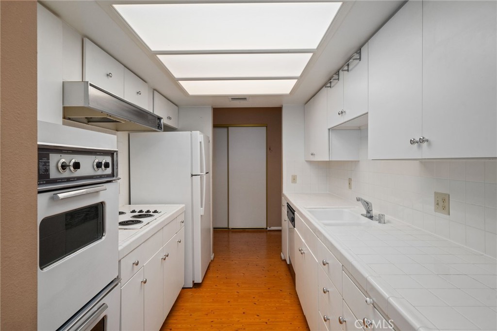 4637 Willis Avenue 201