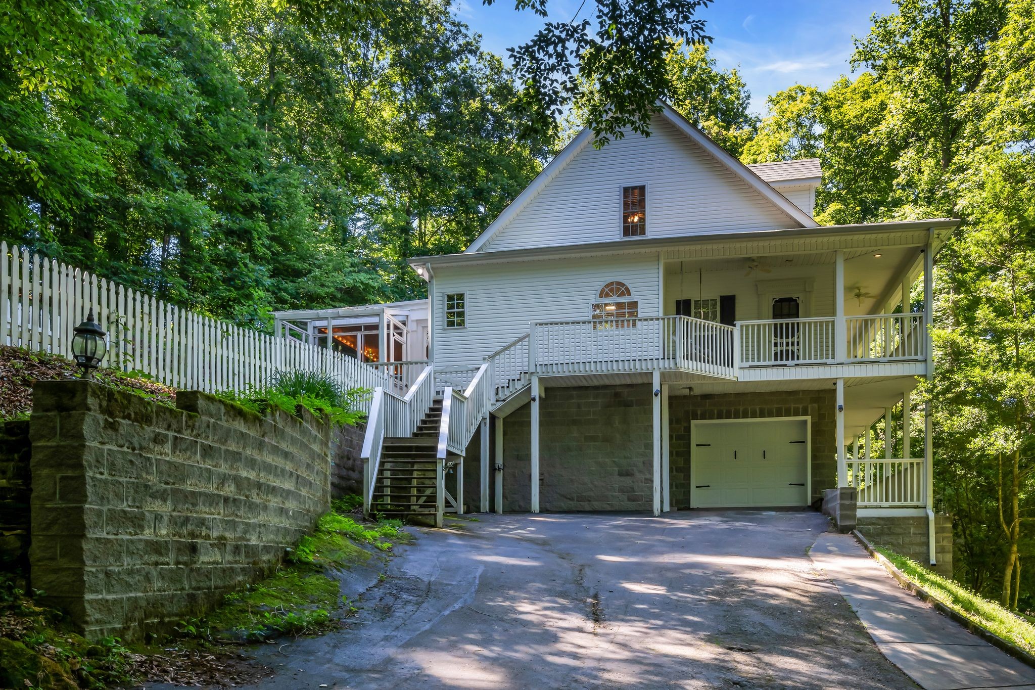 983 Ridgecrest Dr