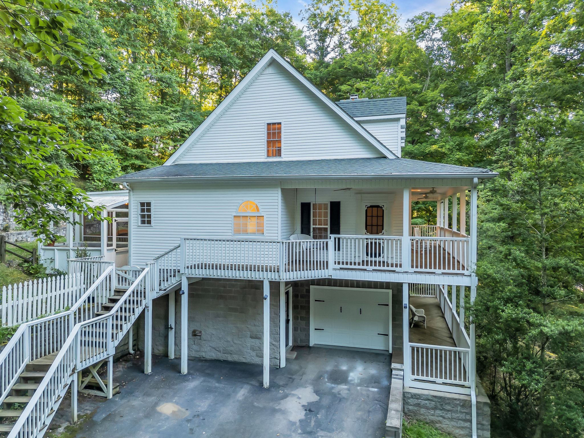 983 Ridgecrest Dr