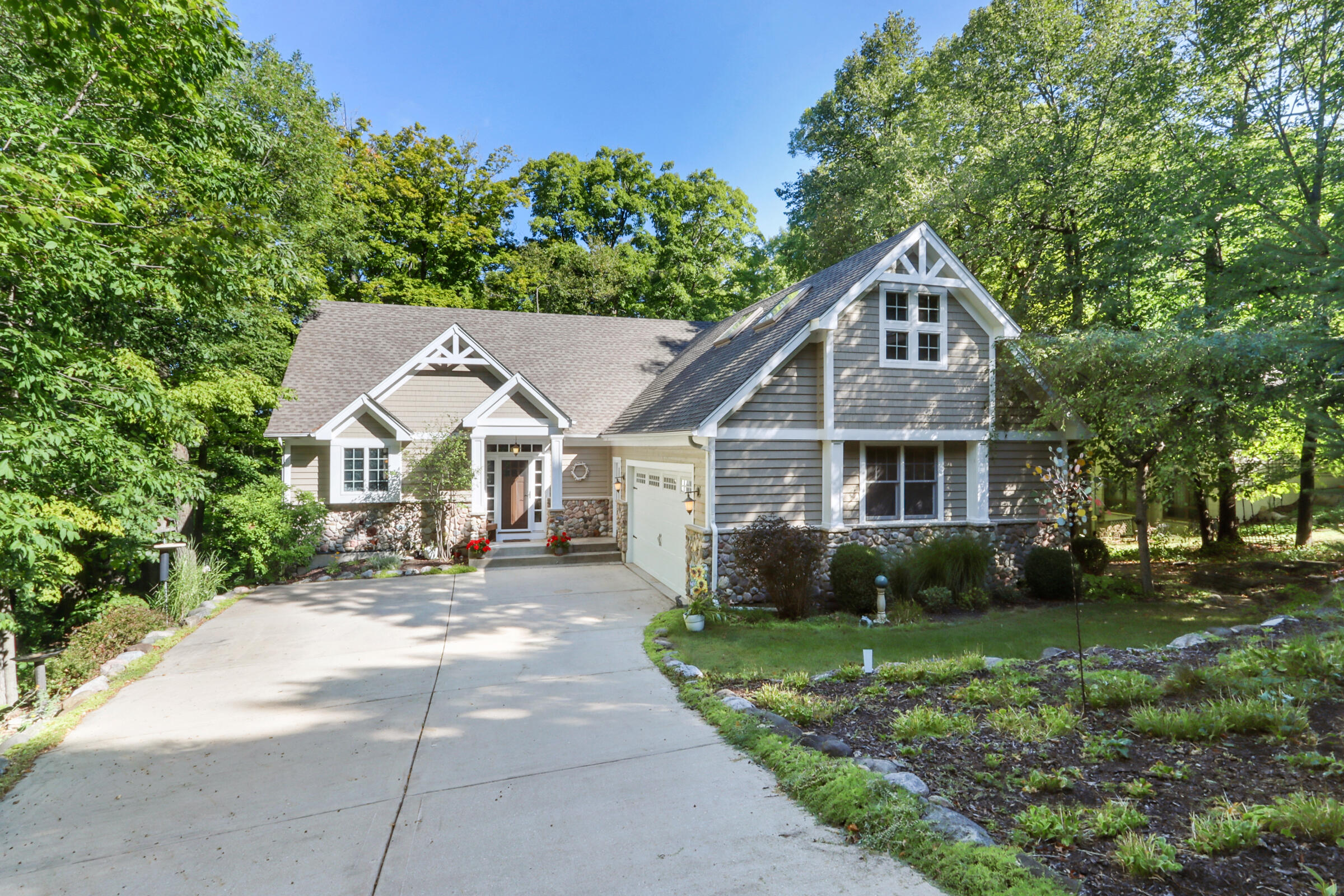 670 Upper Brookwood Dr