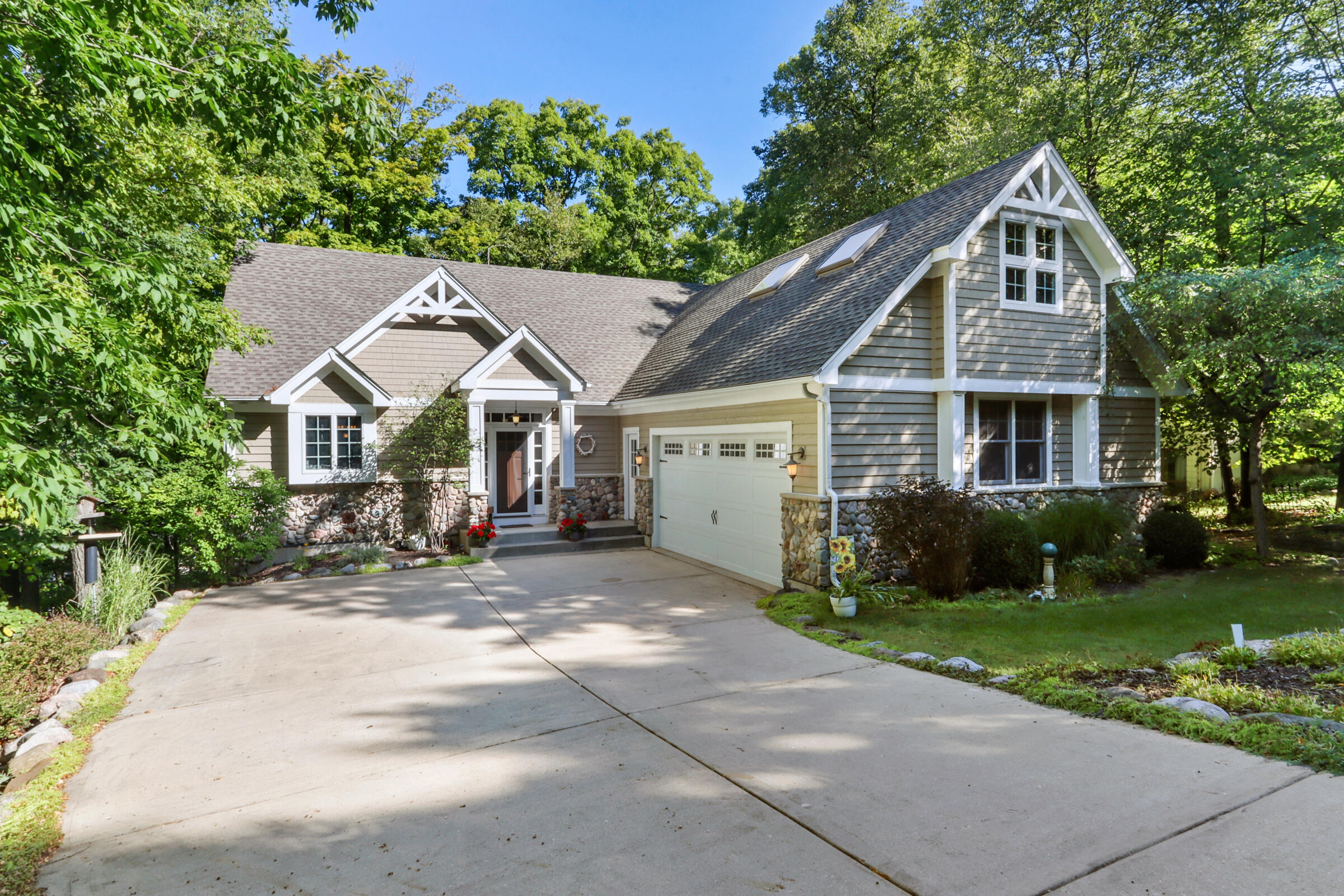 670 Upper Brookwood Dr
