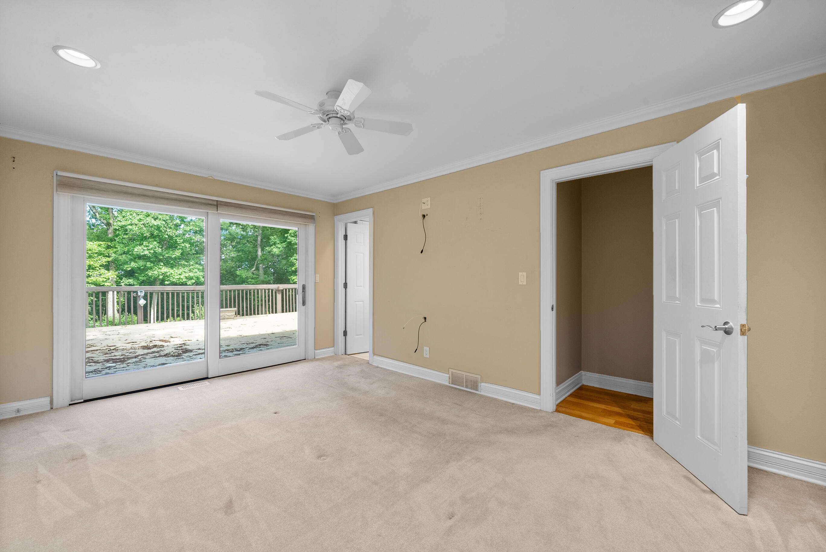 936 Tarrant Dr