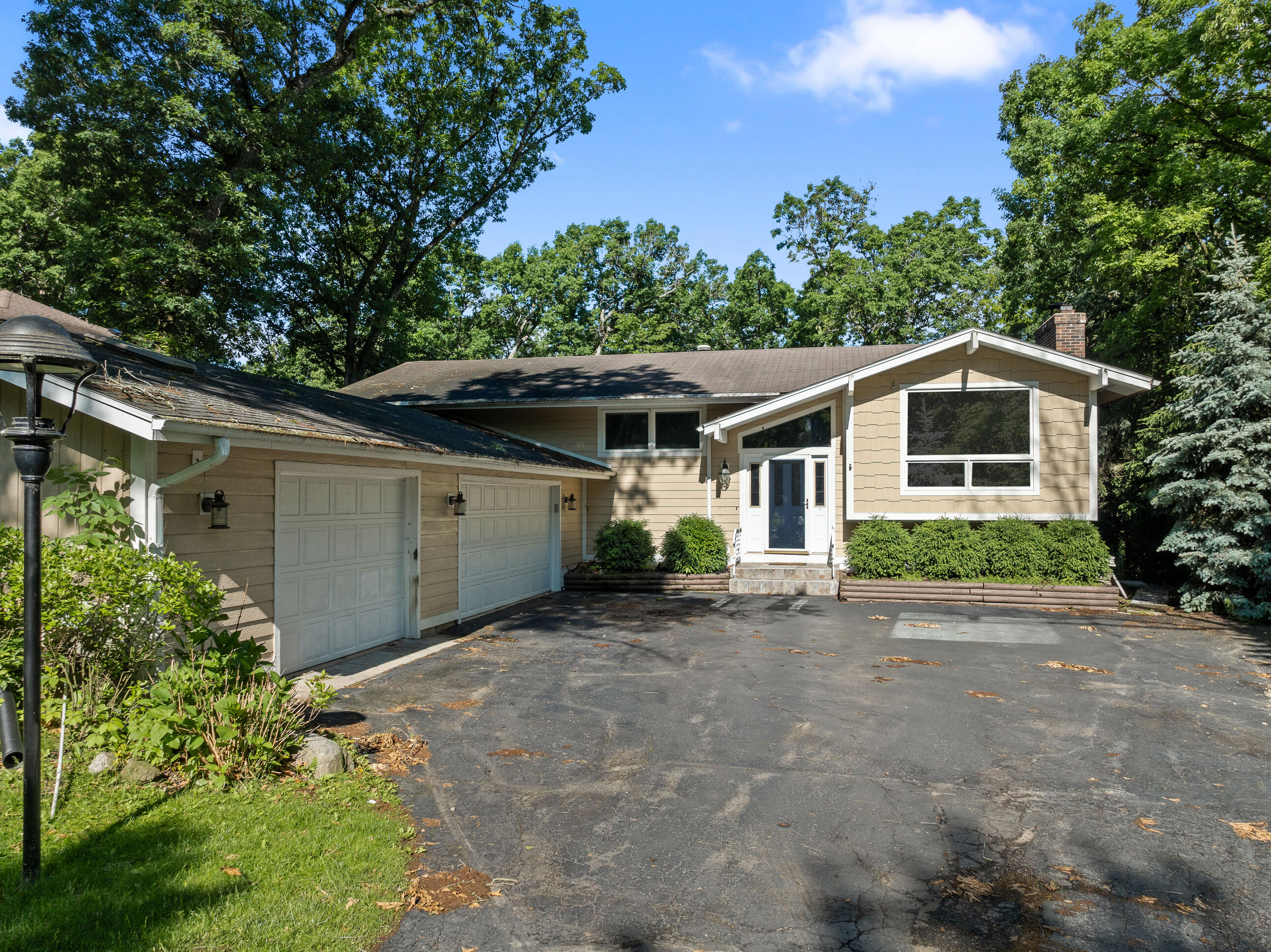 936 Tarrant Dr