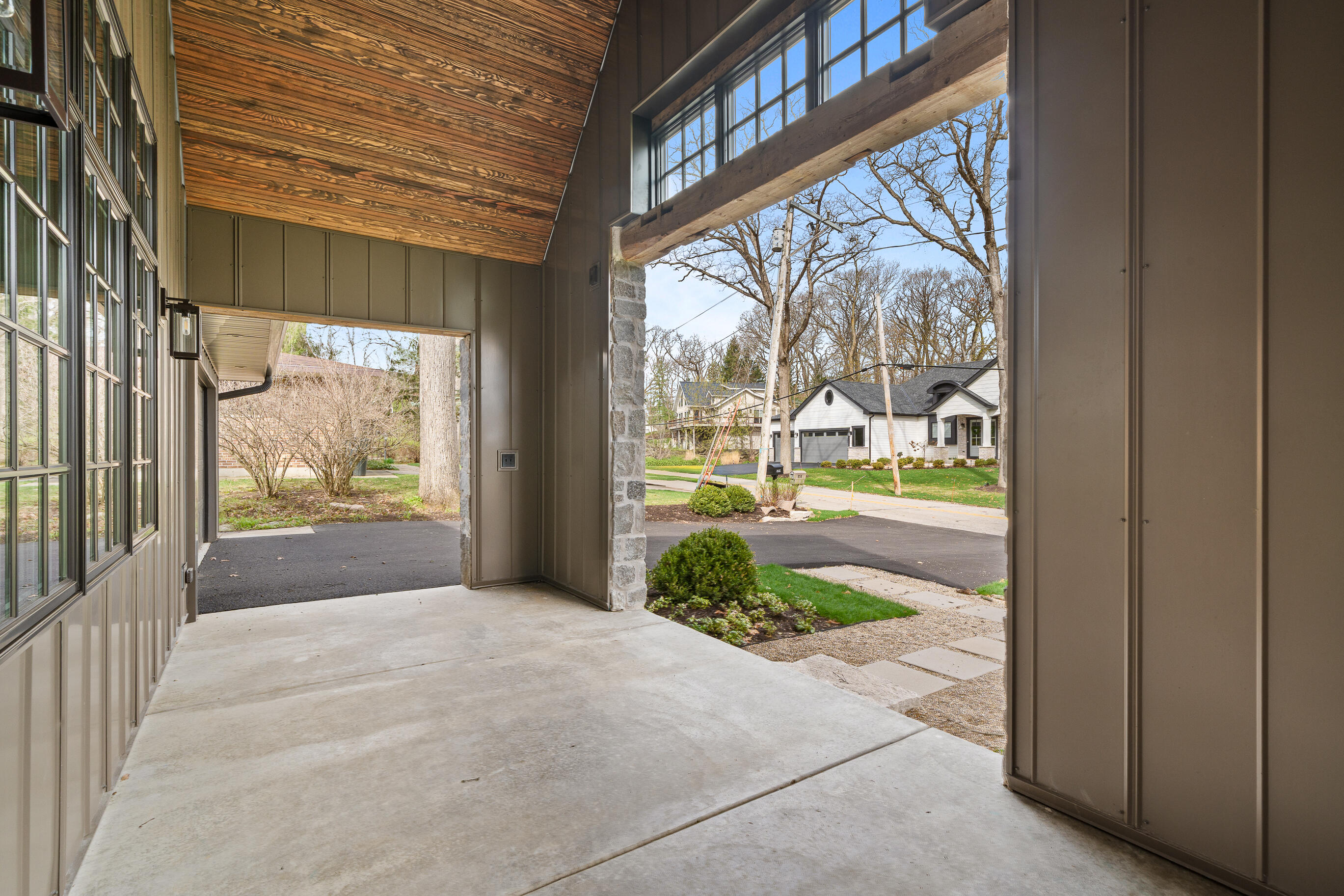 853 Sauganash Dr