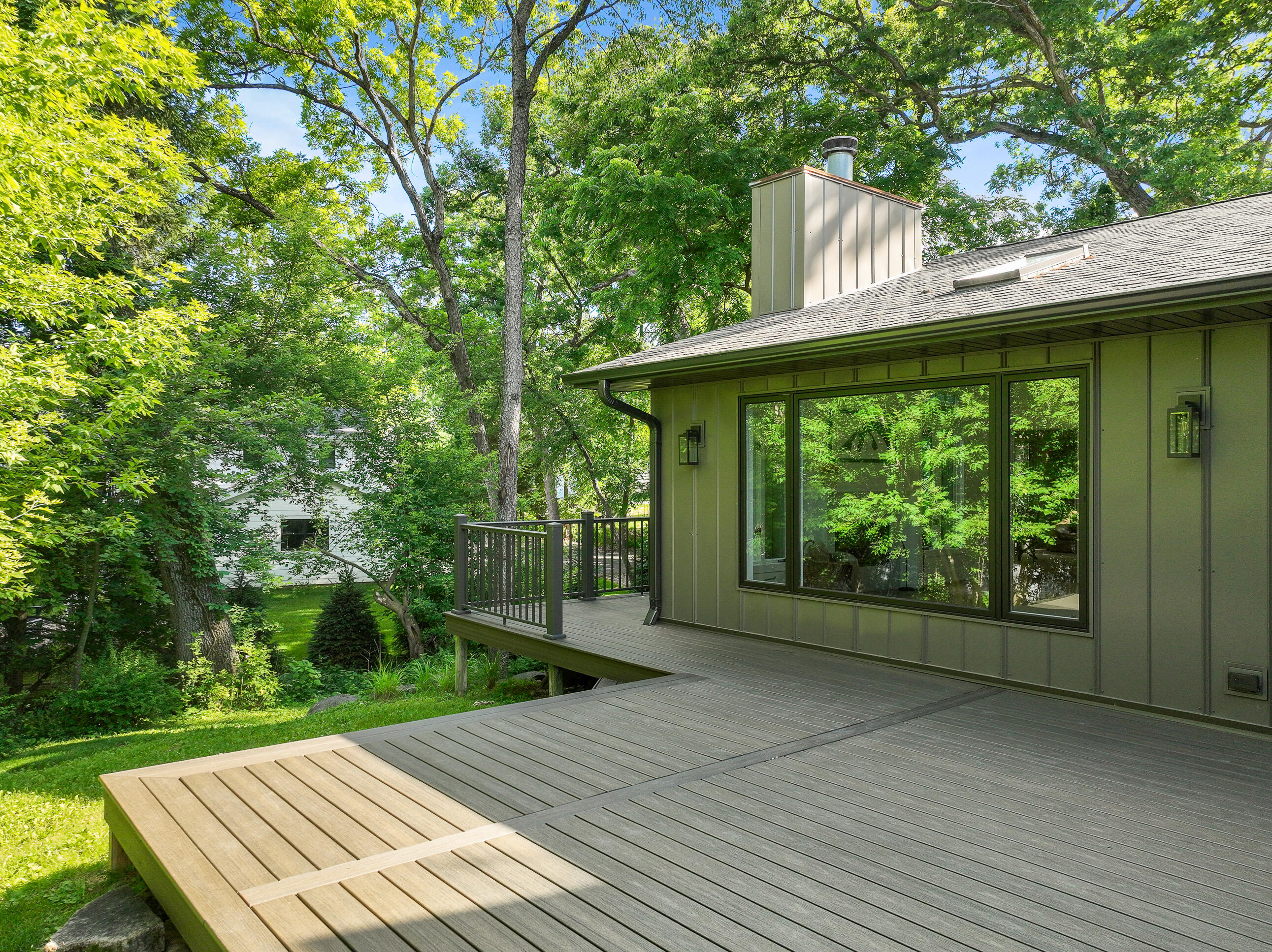 853 Sauganash Dr