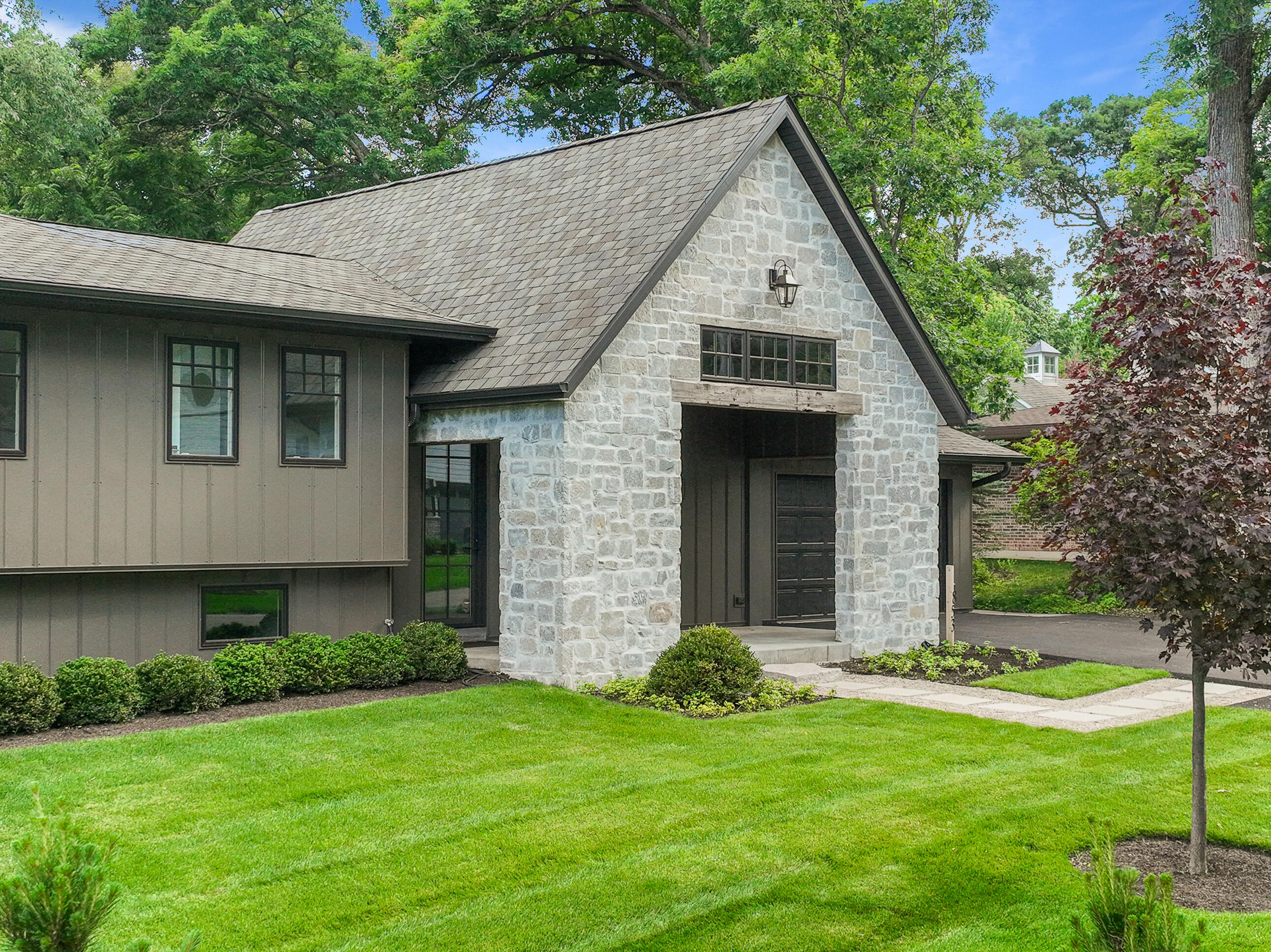 853 Sauganash Dr