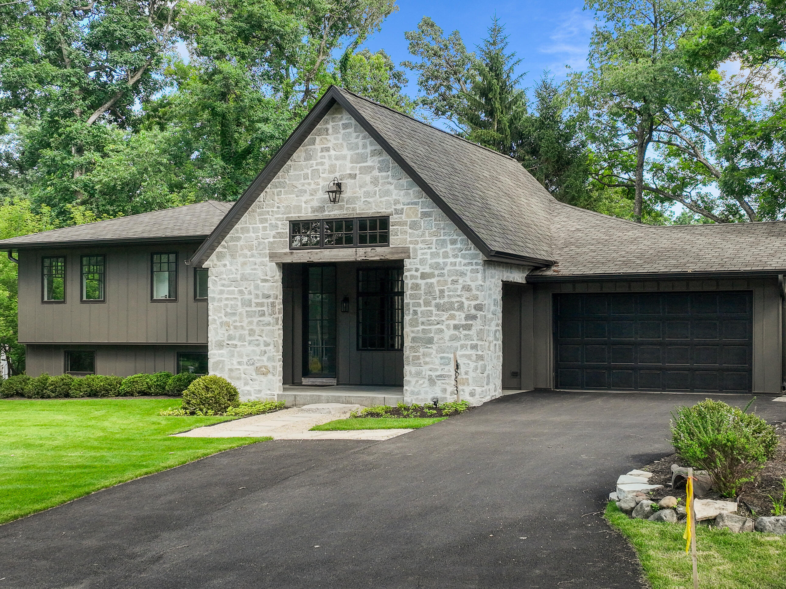 853 Sauganash Dr