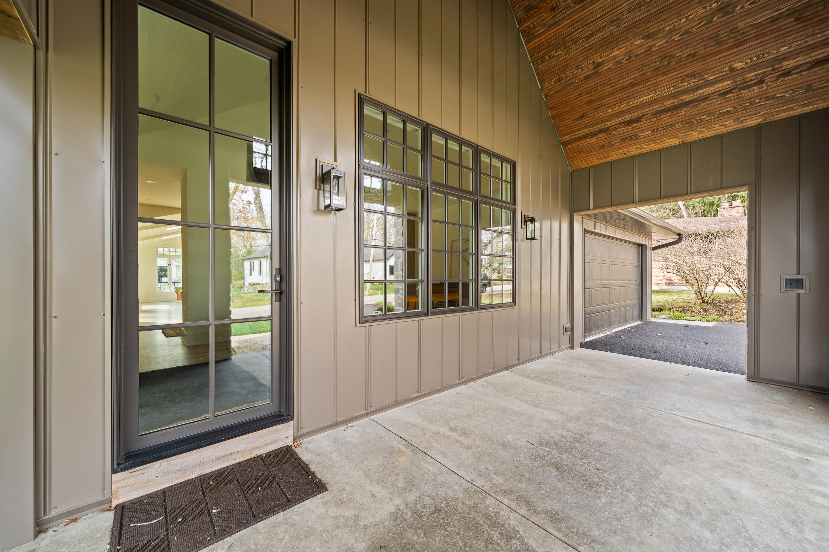 853 Sauganash Dr