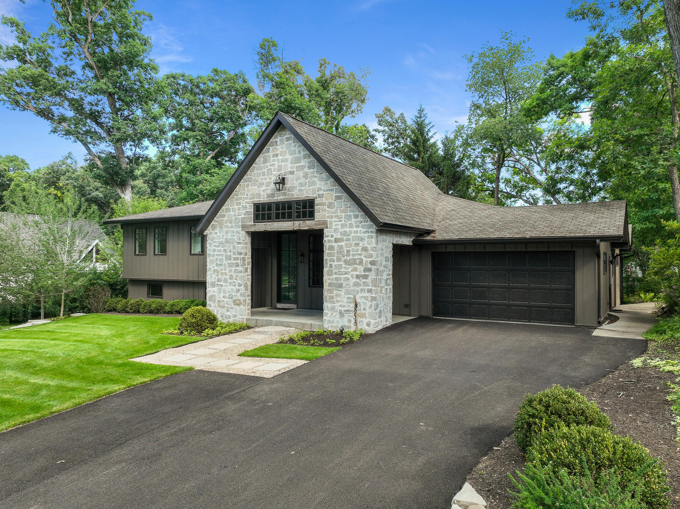 853 Sauganash Dr