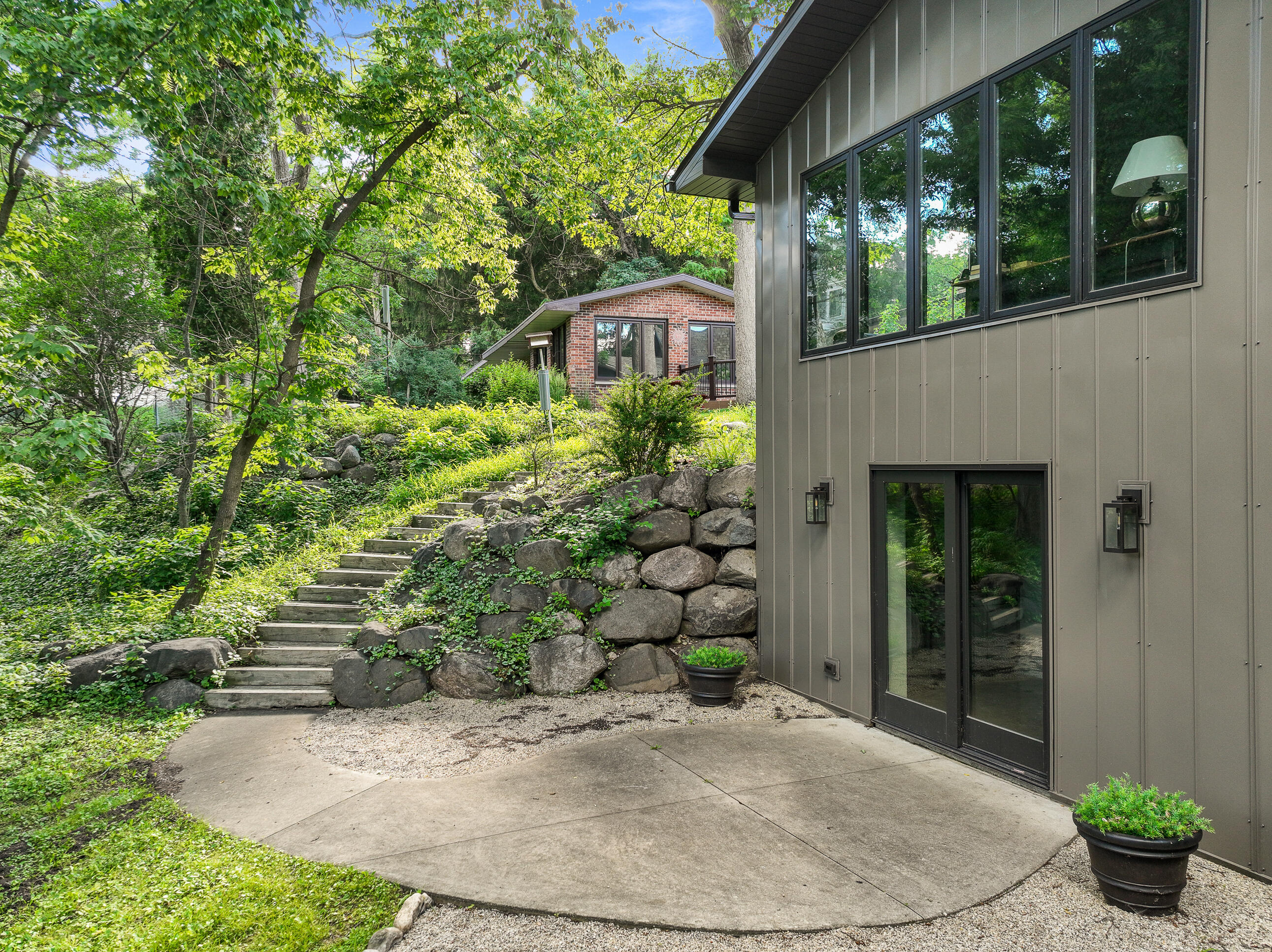 853 Sauganash Dr