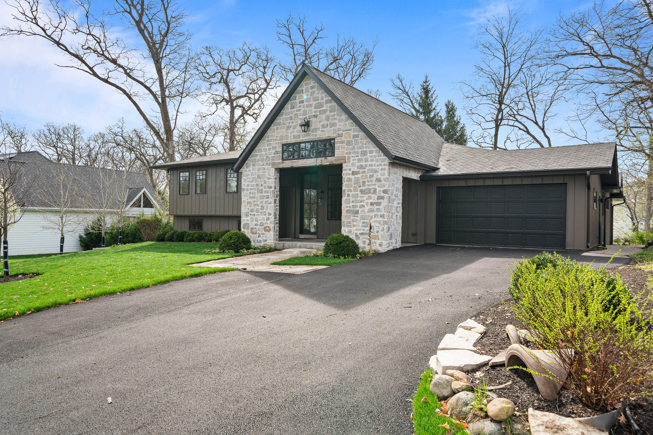 853 Sauganash Dr